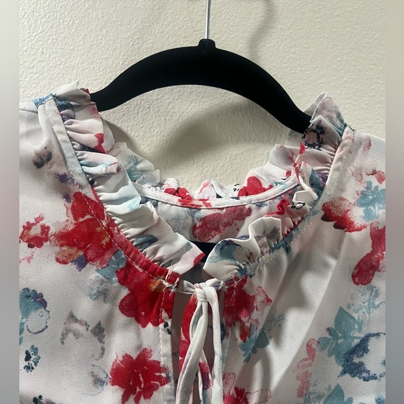 Beautiful Floral top - Picture 6 of 10